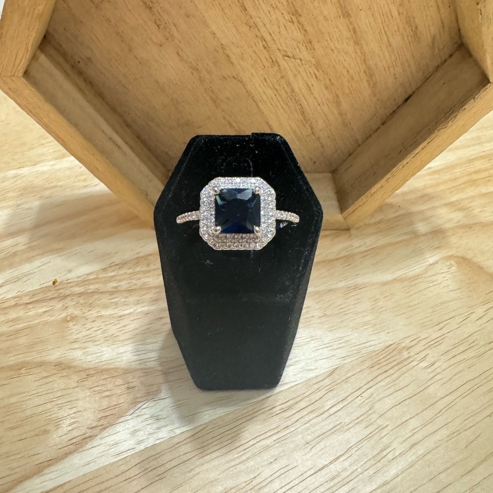 SIZE 10 WEDDING RING - Picture 4 of 6